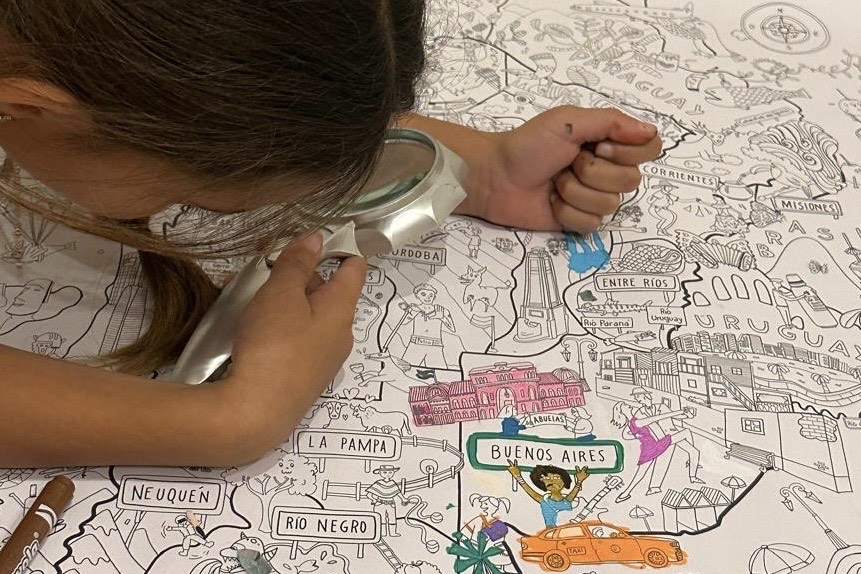 Maestra particular dando apoyo escolar personalizado a un alumno