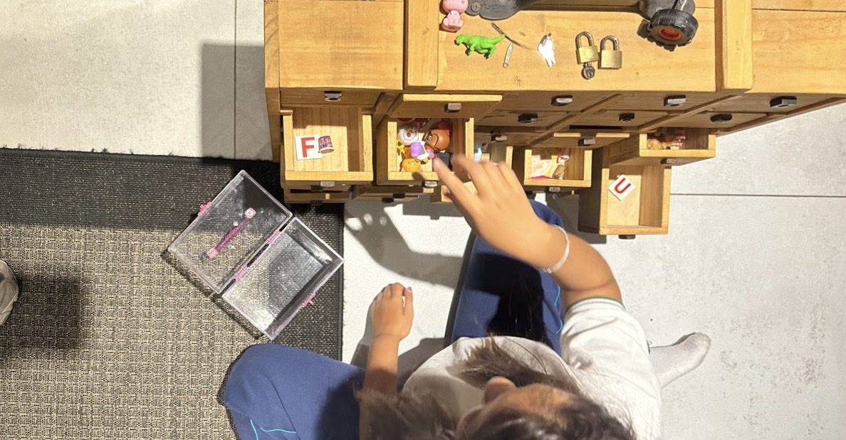 Niño recibiendo apoyo escolar en su casa